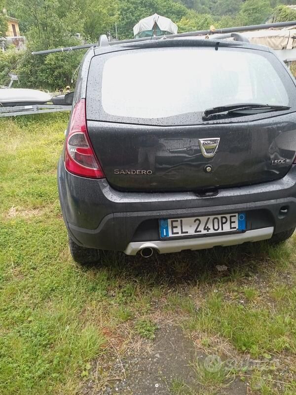 Nero Usata 2012 Dacia Sandero Stepway Due volumi | 2600 € (Buon prezzo) - Immagine 1/4