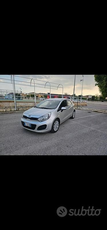 Usata Kia Rio LX 75 CV (55 kW) 2013 Grigio Berlina