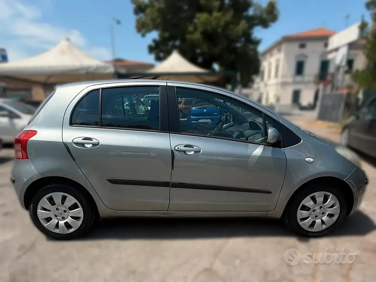 Usata Toyota Yaris Sol 69 CV (50 kW) 2006 Grigio Berlina