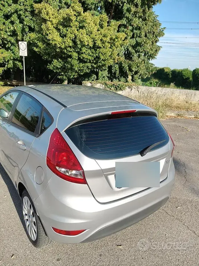 Usata Ford Fiesta 82 CV (60 kW) 2011 Grigio Utilitaria