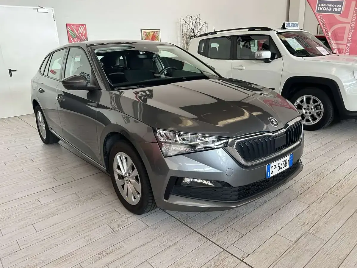Usata Skoda Scala Ambition 95 CV (69 kW) 2023 Grigio graphite metallizzato Utilitaria