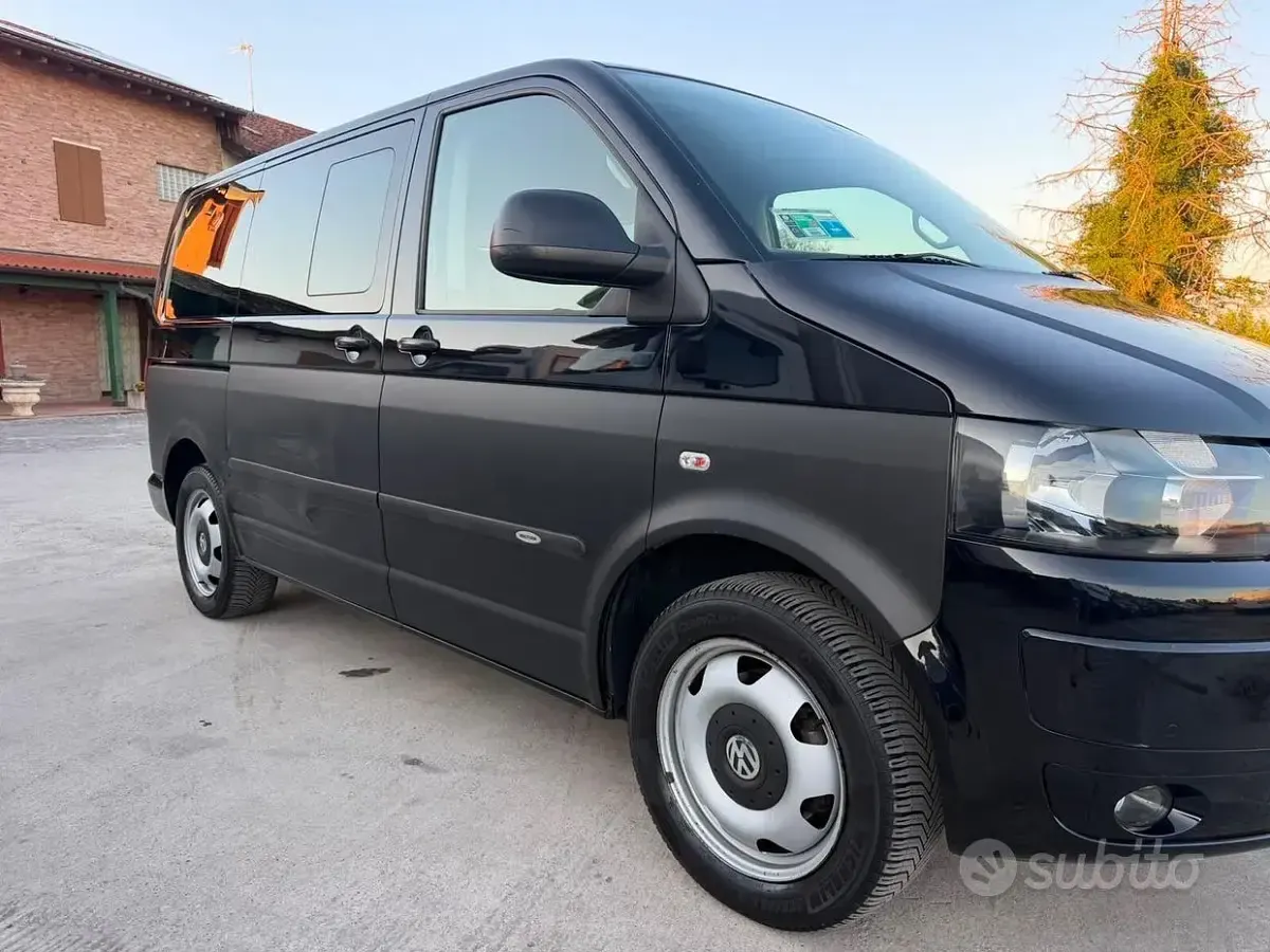 Usata VW Multivan Startline 140 CV (102 kW) 2011 Nero Monovolume