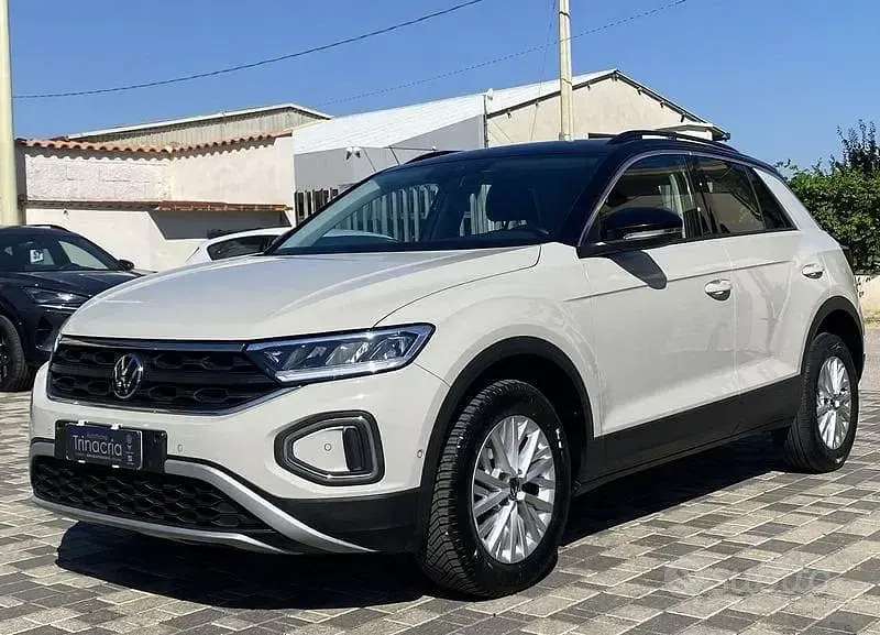 Usata VW T-Roc Life 110 CV (80 kW) 2023 Nero SUV