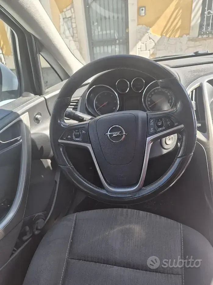 Usata Opel Astra 110 CV (80 kW) 2011 Bianco Berlina