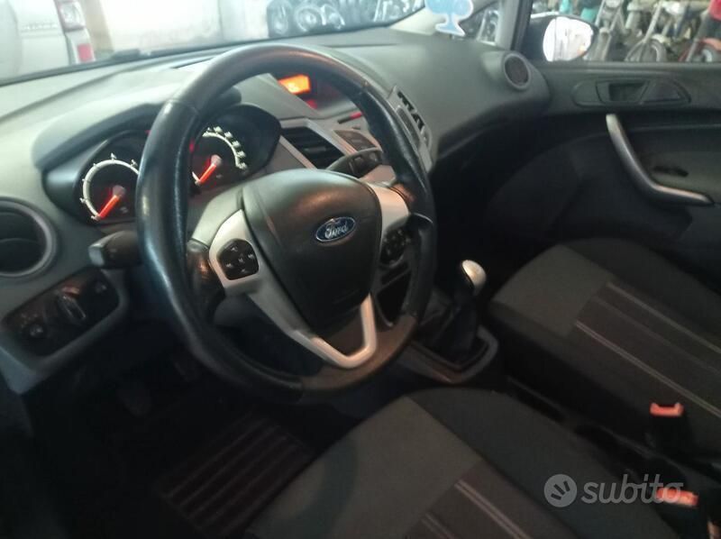 Usata Ford Fiesta Titanium 75 CV (55 kW) 2008 Blu Utilitaria
