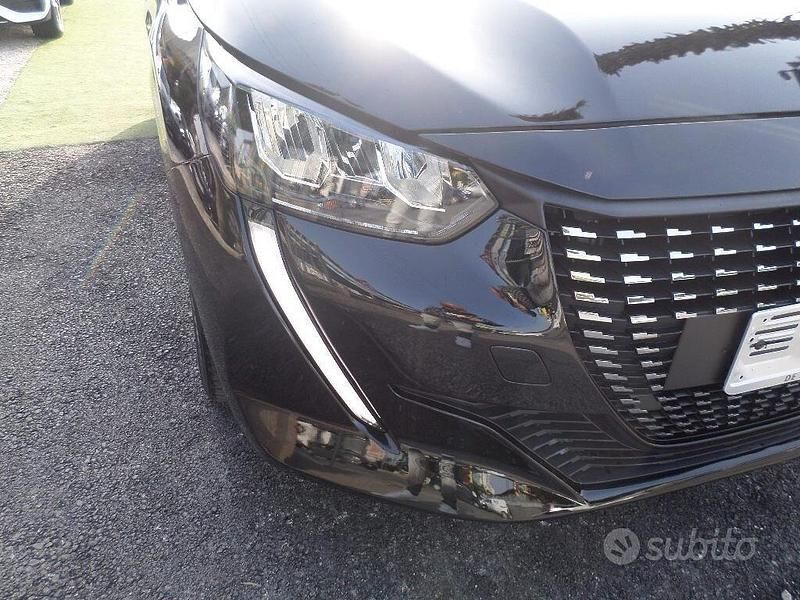 Usata Peugeot 208 Allure 100 CV (73 kW) 2022 Nero Utilitaria