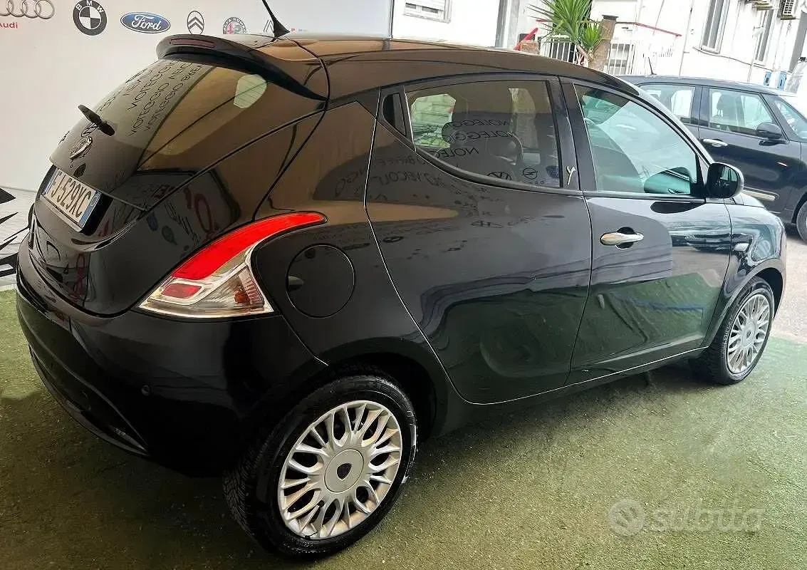 Usata Lancia Ypsilon Gold 95 CV (69 kW) 2017 Nero Utilitaria
