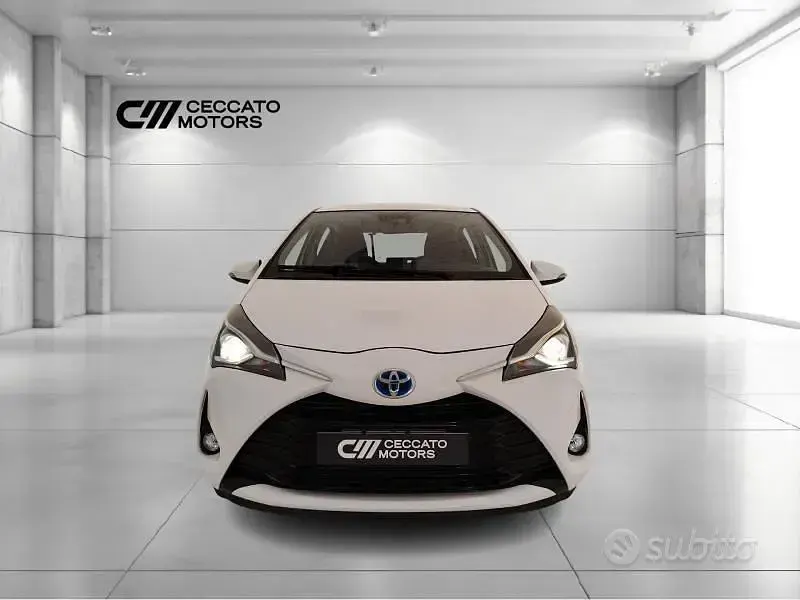 Usata Toyota Yaris Hybrid Active 73 CV (53 kW) 2017 Bianco Berlina