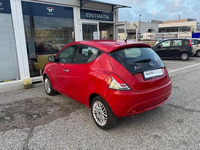 Usata Lancia Ypsilon Silver 69 CV (50 kW) 2016 Rosso Utilitaria