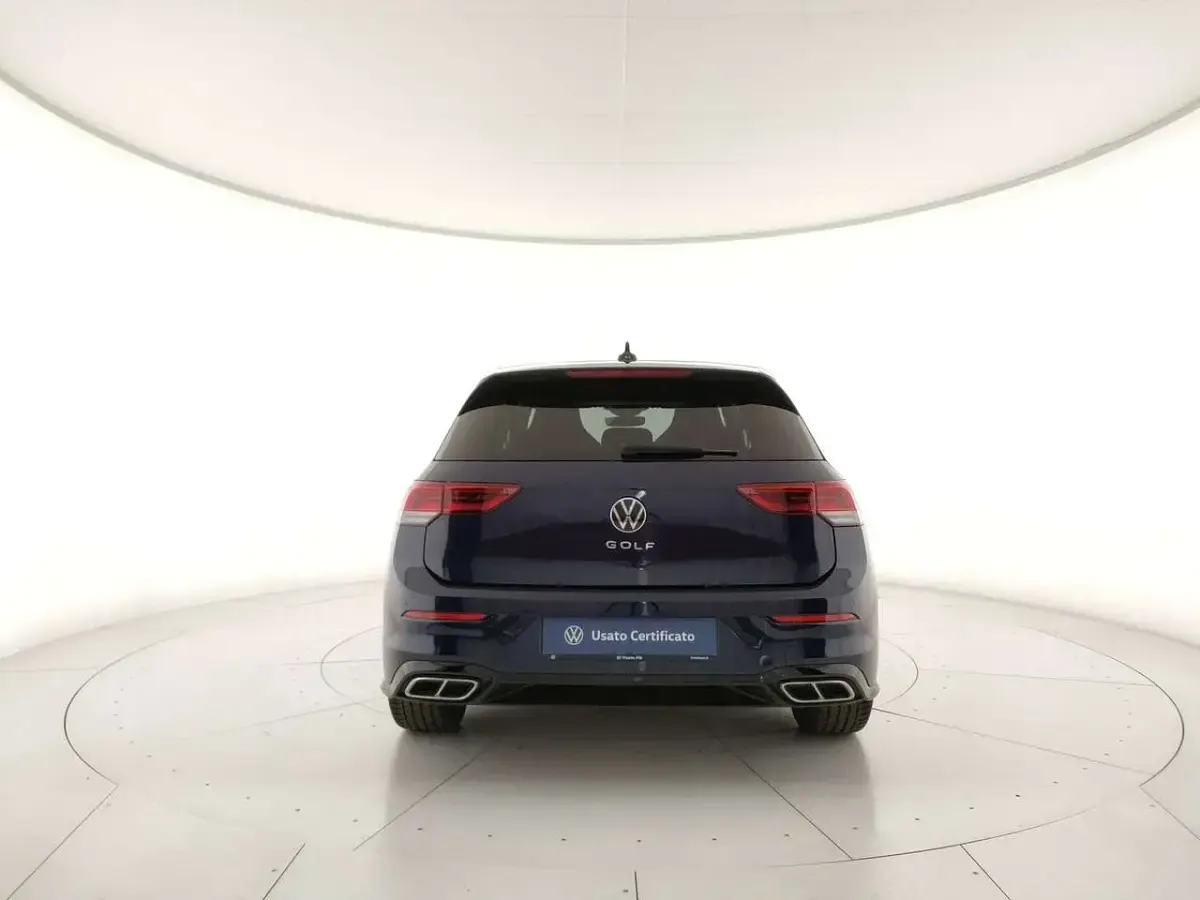 Usata VW Golf VIII R-line 131 CV (96 kW) 2023 Atlantic blue metallizzato Berlina