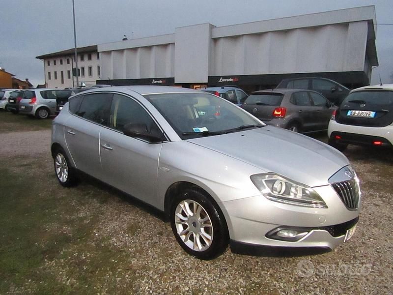 Usata Lancia Delta 120 CV (88 kW) 2011 Grigio Utilitaria