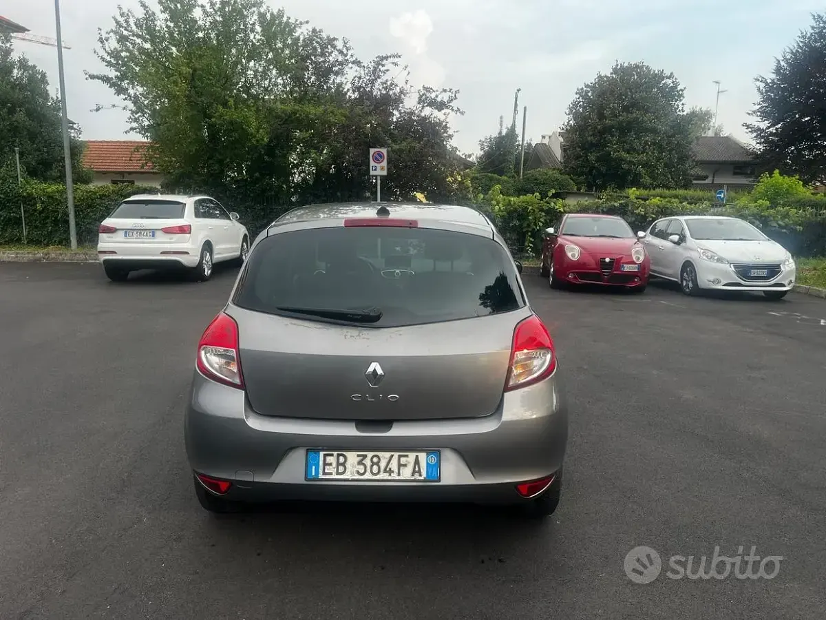 Usata Renault Clio II Luxe 75 CV (55 kW) 2010 Grigio Berlina
