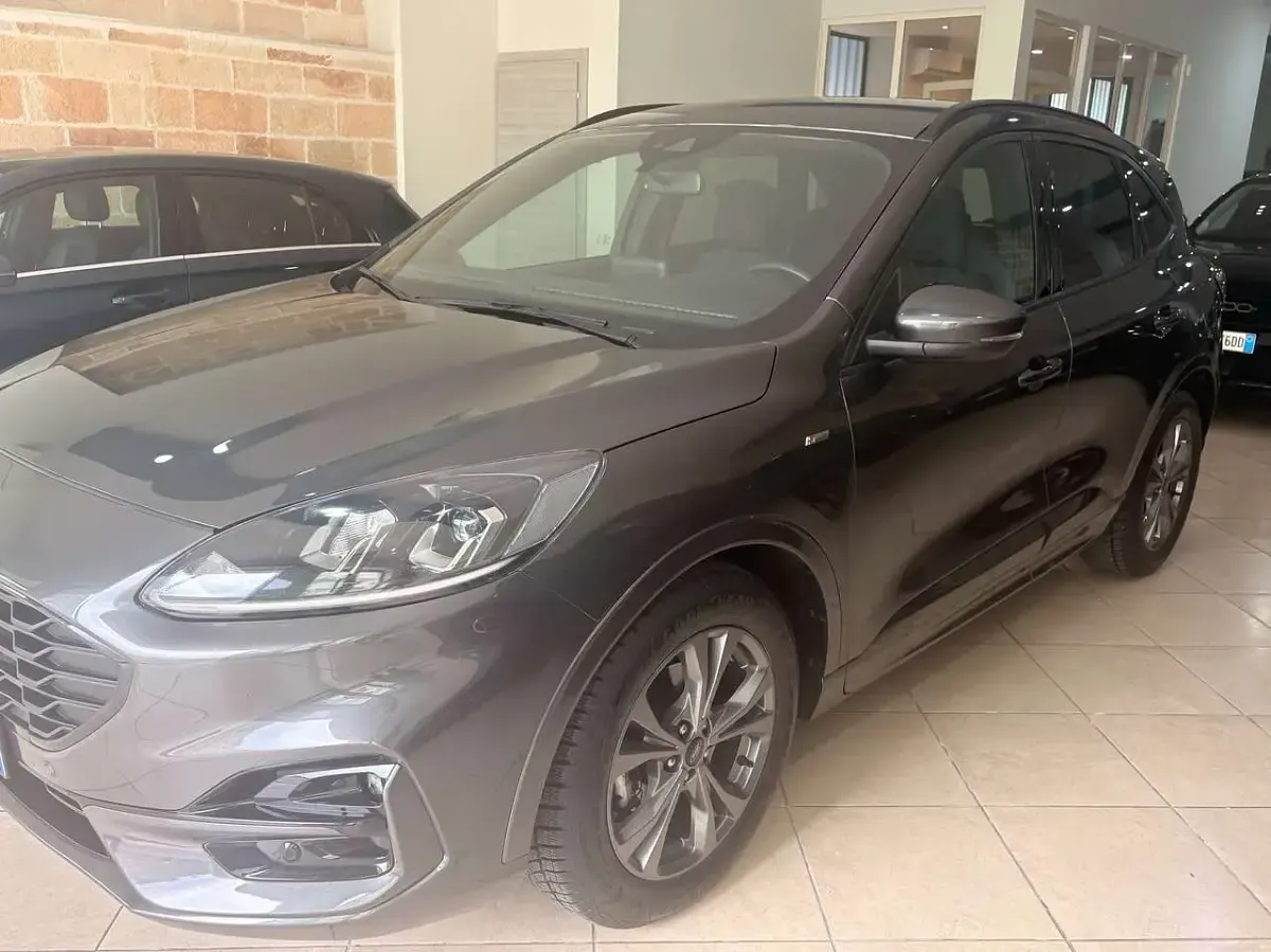Usado Ford Kuga ST-Line 120 CV (88 kW) 2022 Gris SUV