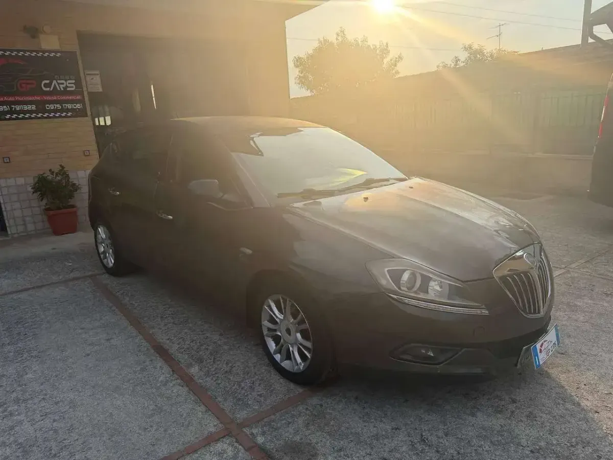 Usata Lancia Delta 120 CV (88 kW) 2009 Grigio Utilitaria