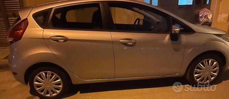 Usata Ford Fiesta 73 CV (53 kW) 2011 Grigio Utilitaria