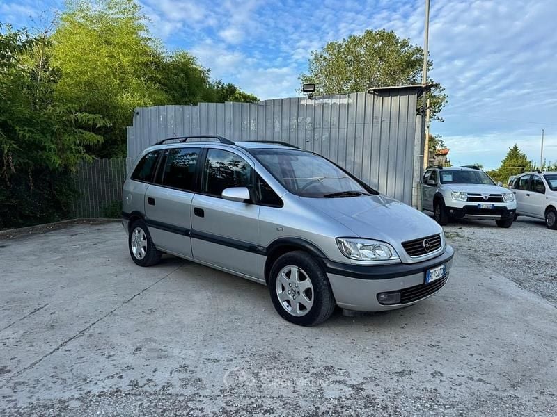 Usata Opel Zafira 116 CV (85 kW) 2000 Argento Monovolume