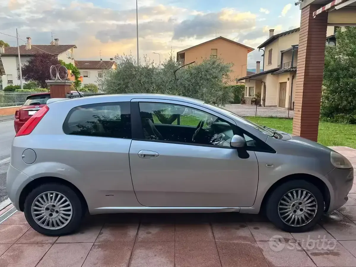 Usata Fiat Grande Punto 65 CV (47 kW) 2007 Grigio Utilitaria