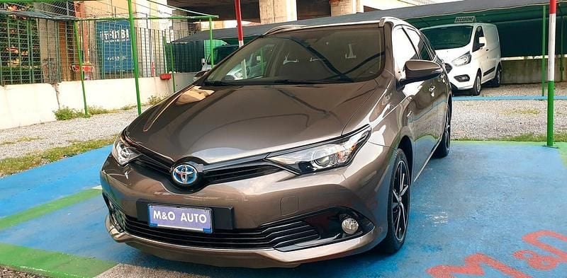 Begagnad Toyota Auris Hybrid 99 HK (72 kW) 2017 Grå Kombi