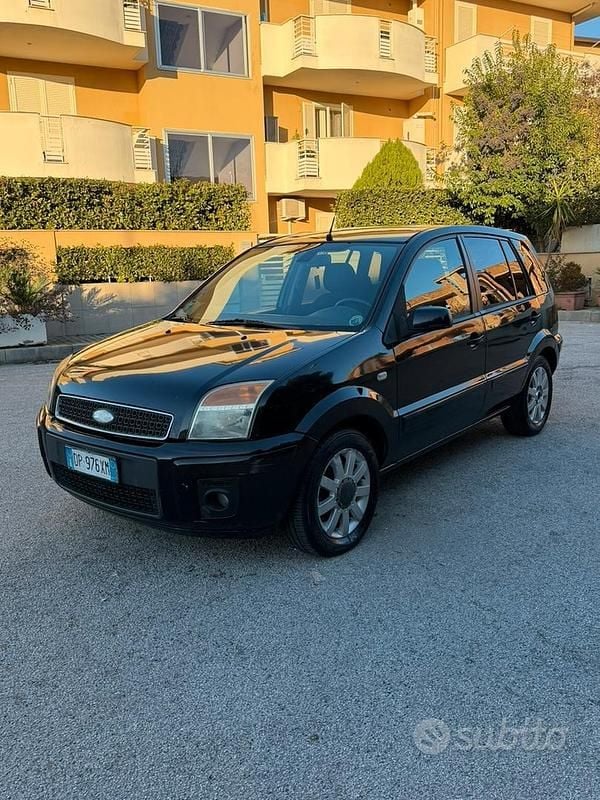 Nero Usata 2009 Ford Fusion Tre volumi | 1300 € (Super prezzo) - Immagine 1/4