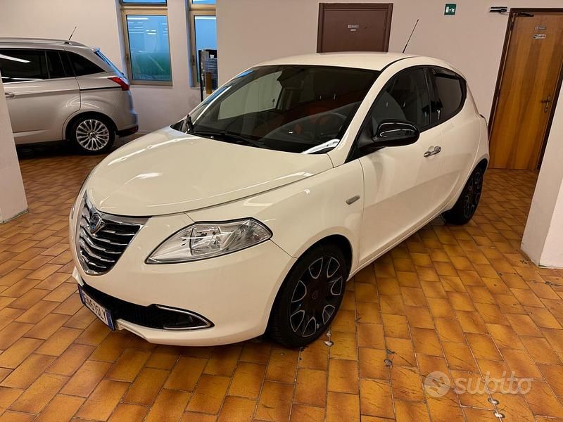Usata Lancia Ypsilon 95 CV (69 kW) 2012 Bianco Utilitaria
