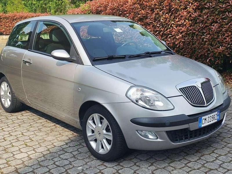 Usata Lancia Ypsilon 60 CV (44 kW) 2004 Argento Utilitaria