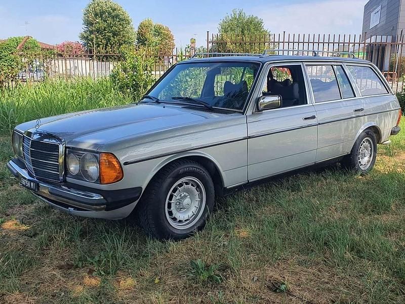 Argento Usata 1979 Mercedes 230 Station wagon | 23.500 € - Immagine 1/4