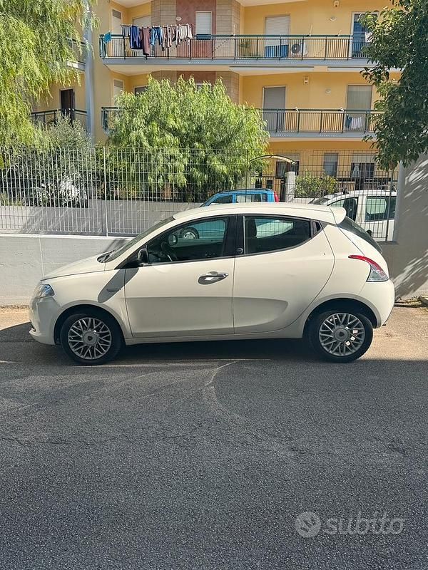 Usata Lancia Ypsilon 69 CV (50 kW) 2015 Bianco Utilitaria