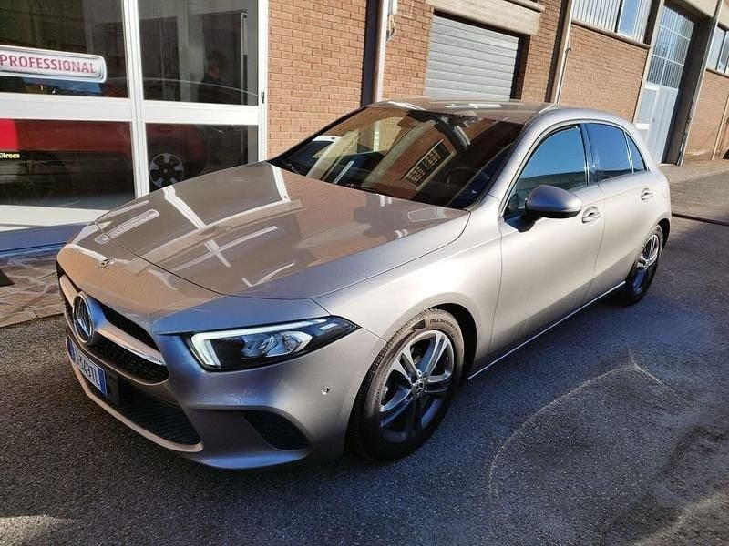 Usata Mercedes A180 Premium 116 CV (85 kW) 2019 Grigio scuro Utilitaria