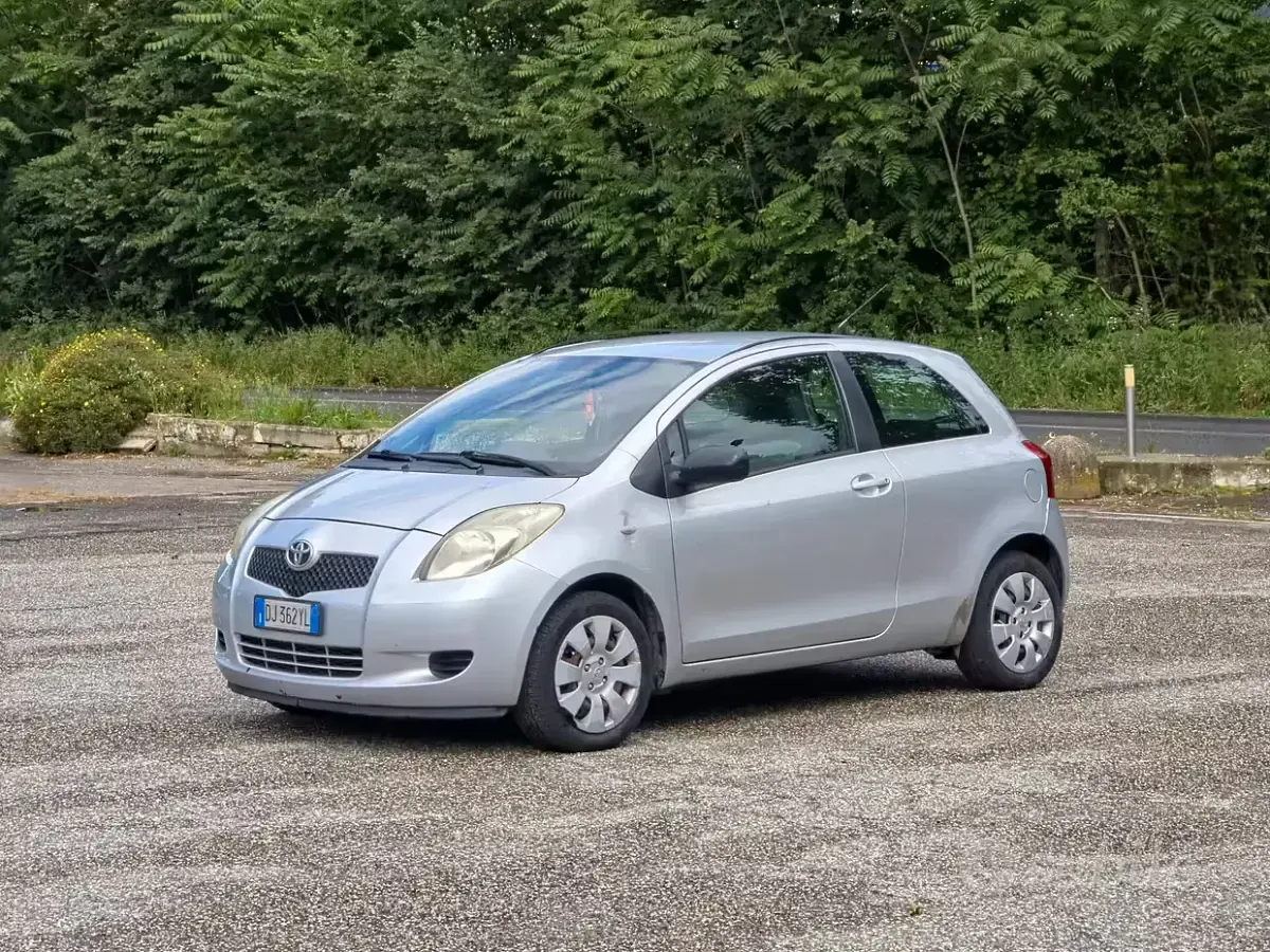 Usata Toyota Yaris Sol 69 CV (50 kW) 2007 Grigio Utilitaria