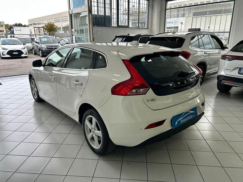 Usata Volvo V40 119 CV (87 kW) 2017 Bianco Berlina