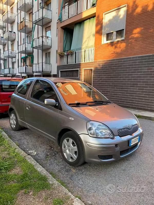 Usata Toyota Yaris 2003 Grigio Berlina