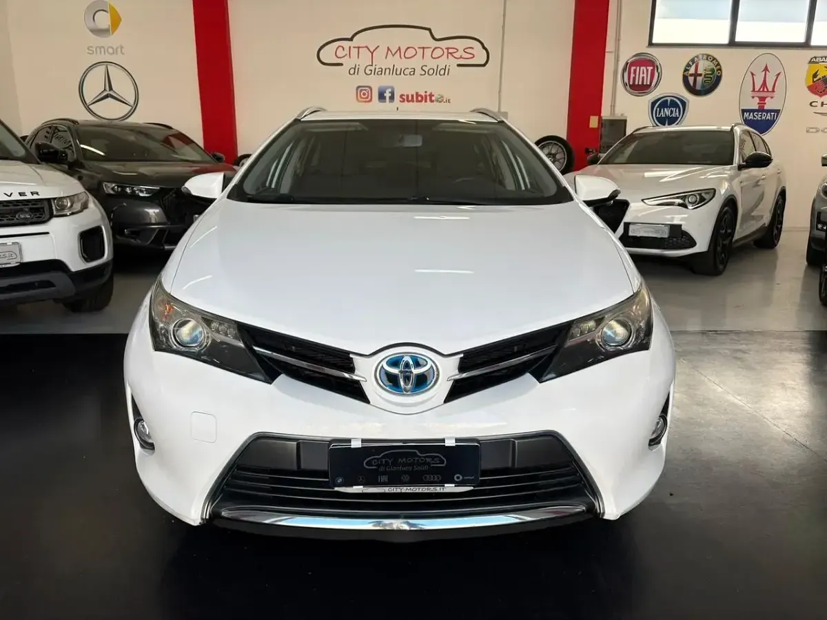 Usata Toyota Auris Touring Sports Lounge 99 CV (72 kW) 2015 Bianco Station wagon