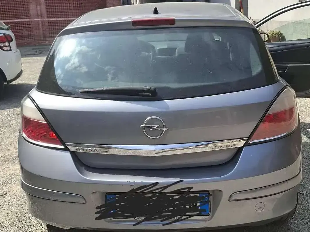 Usata Opel Astra Cosmo 105 CV (77 kW) 2005 Argento Berlina