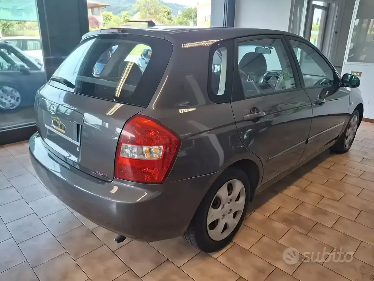 Usata Kia Cerato 102 CV (75 kW) 2005 Grigio Berlina