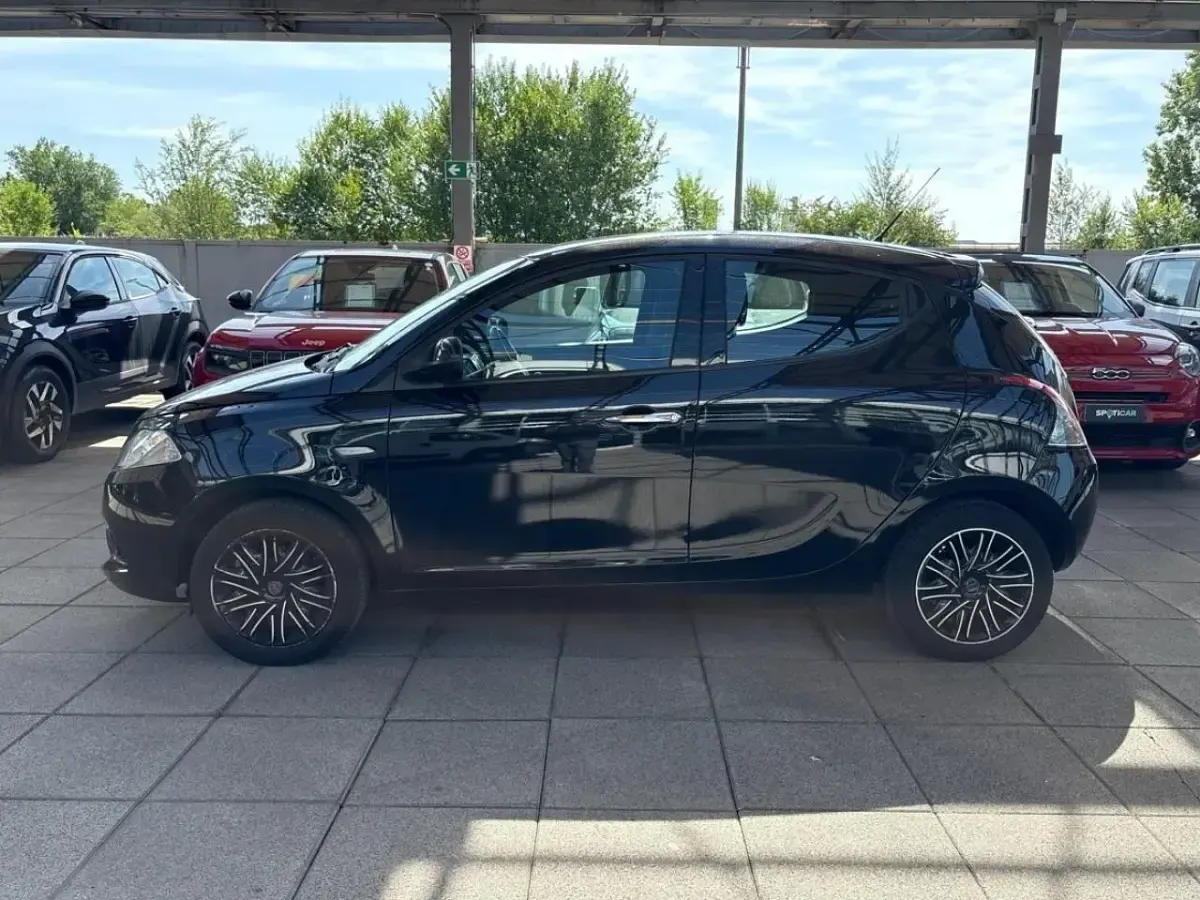 Usata Lancia Ypsilon Gold 69 CV (50 kW) 2018 Nero Utilitaria