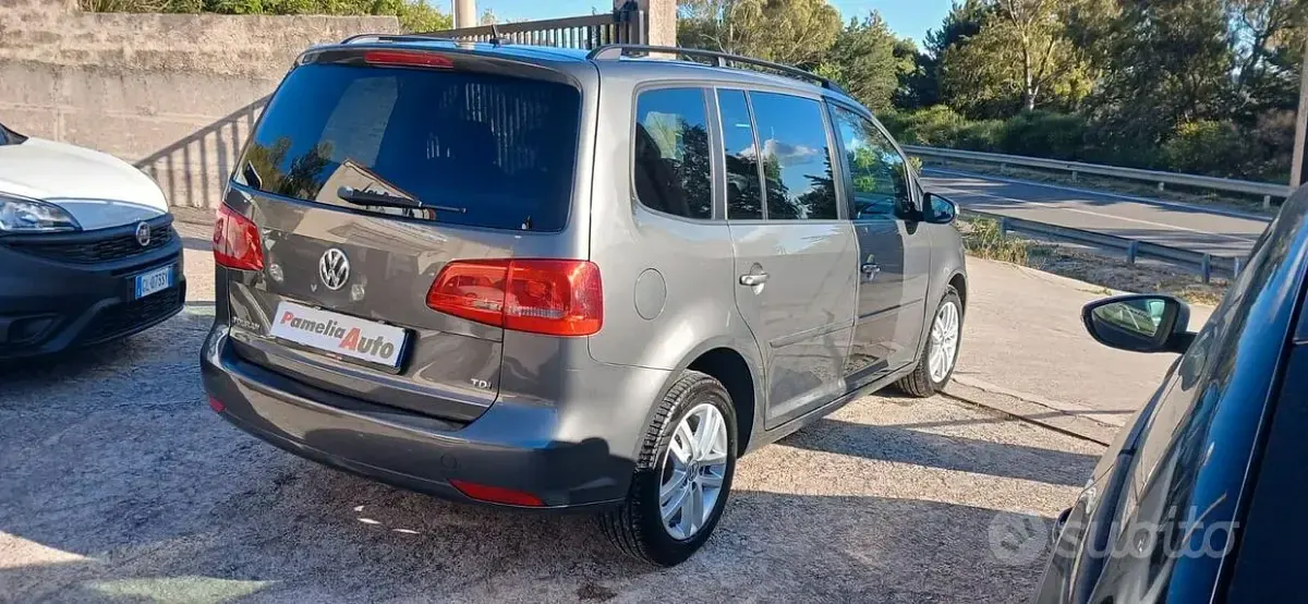 Begagnad VW Touran Comfortline 105 HK (77 kW) 2014 Grå Minibuss