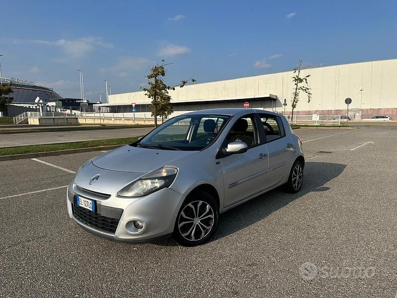 Argento Usata 2012 Renault Clio IV Tre volumi | 3990 € (Super prezzo) - Immagine 1/4