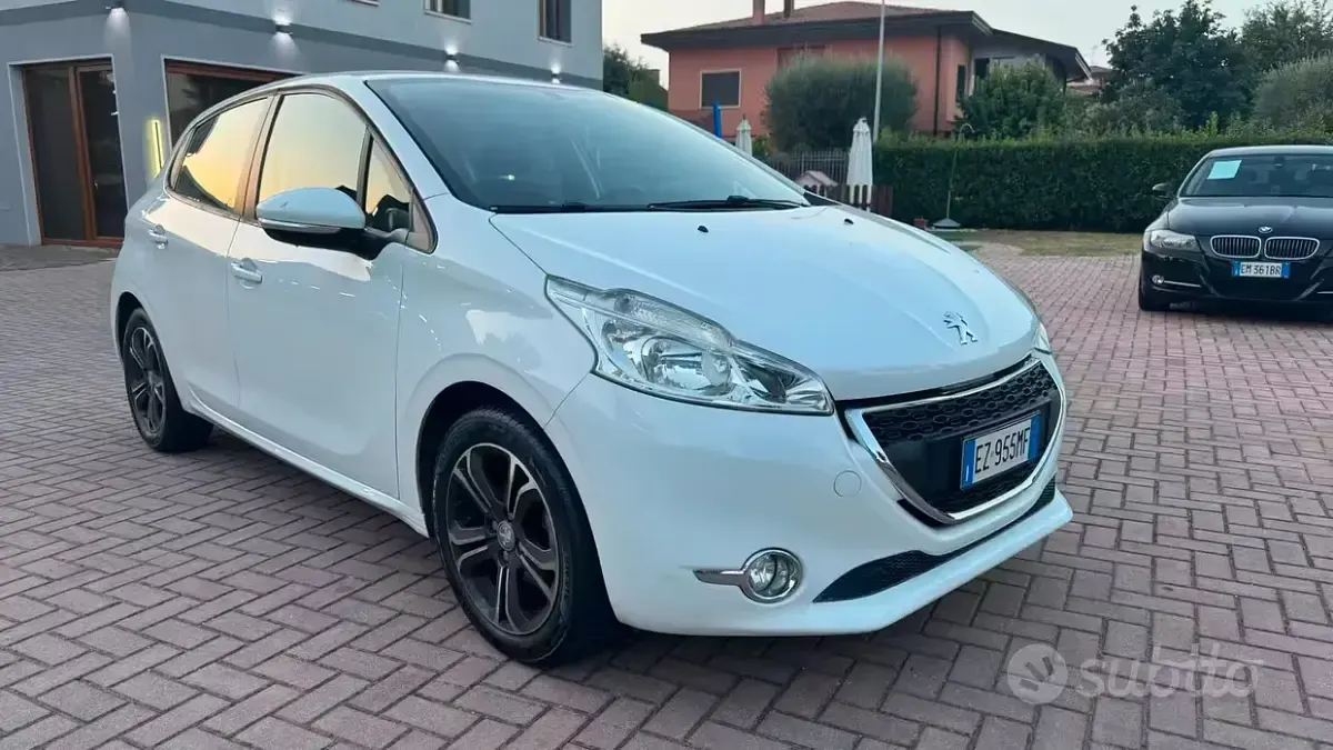 Usata Peugeot 208 Allure 75 CV (55 kW) 2015 Bianco Utilitaria