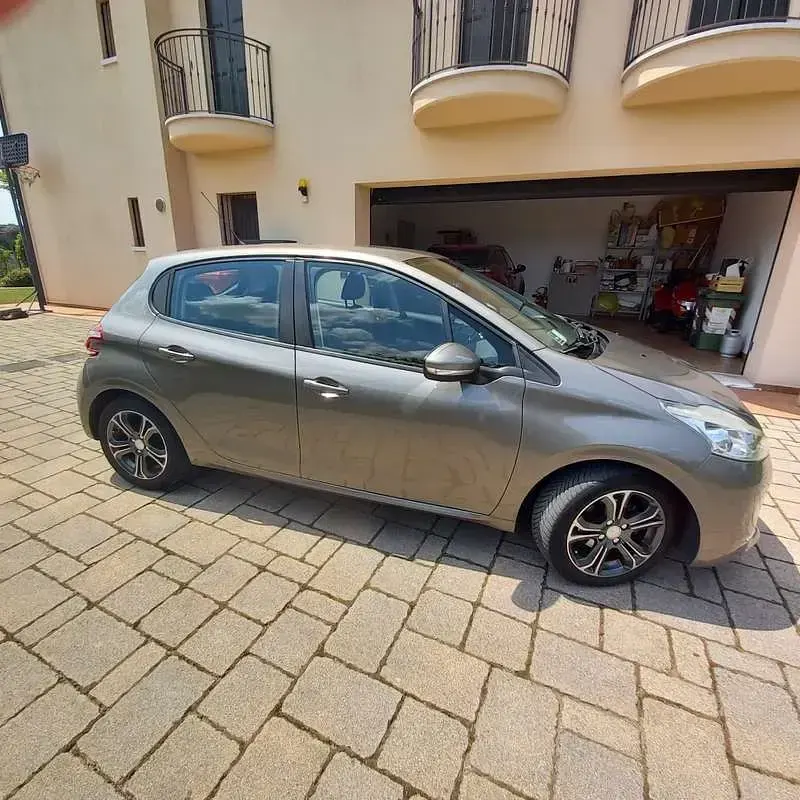 Usata Peugeot 208 68 CV (50 kW) 2014 Utilitaria