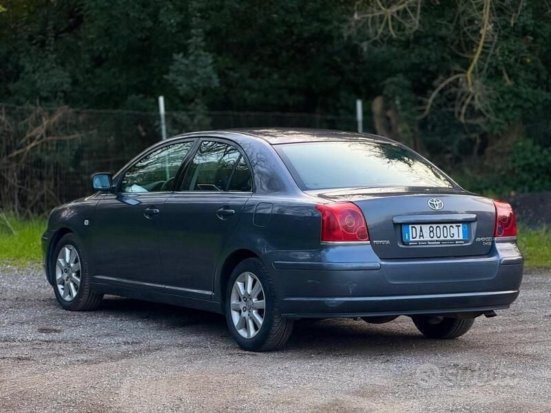 Usata Toyota Avensis 150 CV (110 kW) 2006 Grigio Berlina