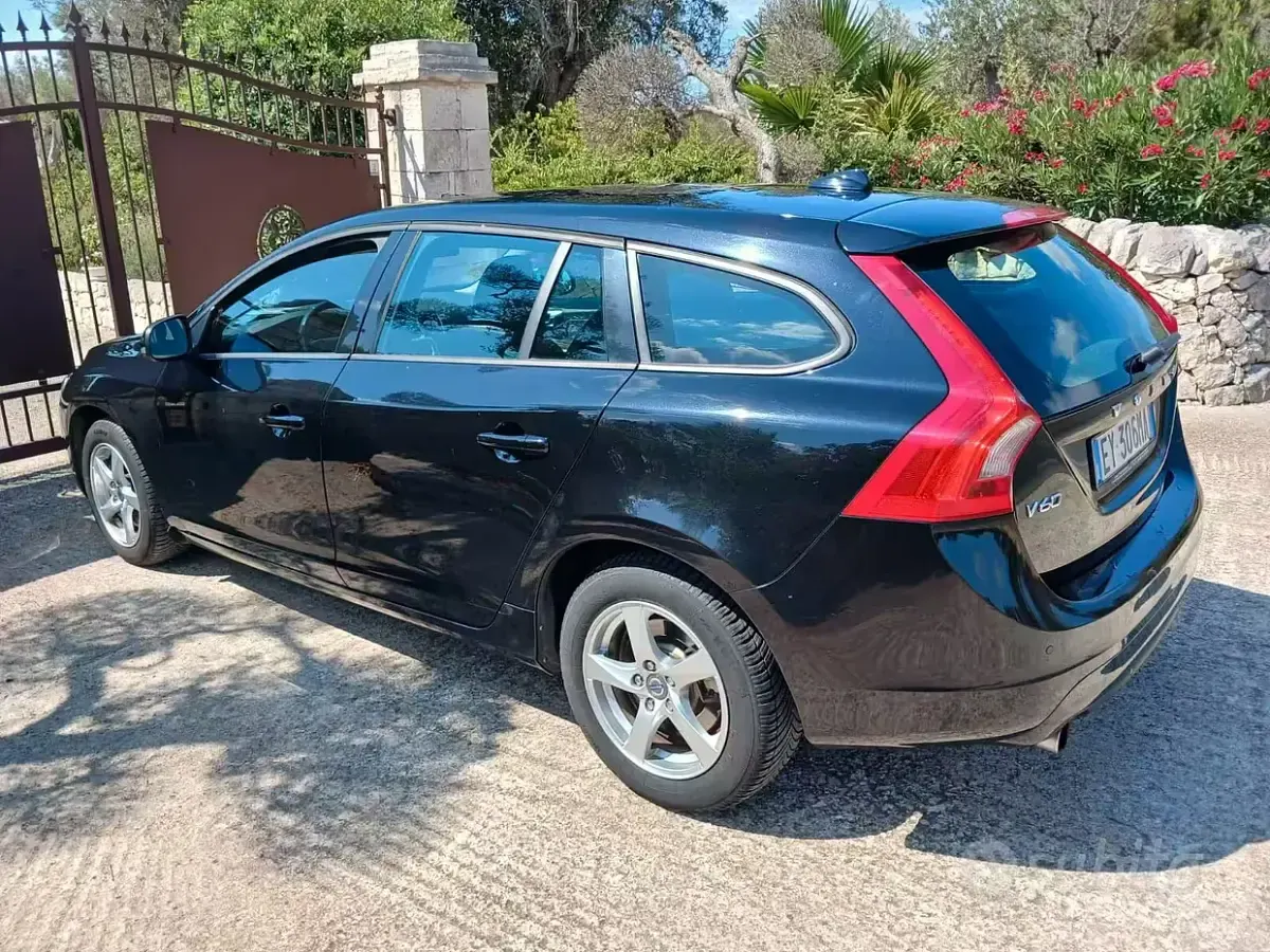 Usata Volvo V60 115 CV (84 kW) 2015 Nero Station wagon