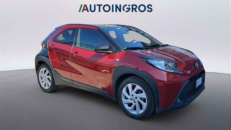 Usata Toyota Aygo X Lounge 72 CV (52 kW) 2022 Rosso cobalto SUV