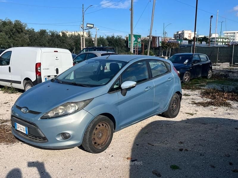 Usata Ford Fiesta 70 CV (51 kW) 2010 Blu Berlina