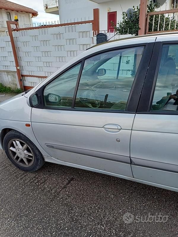 Usata Renault Scénic 102 CV (75 kW) 2001 Grigio Monovolume