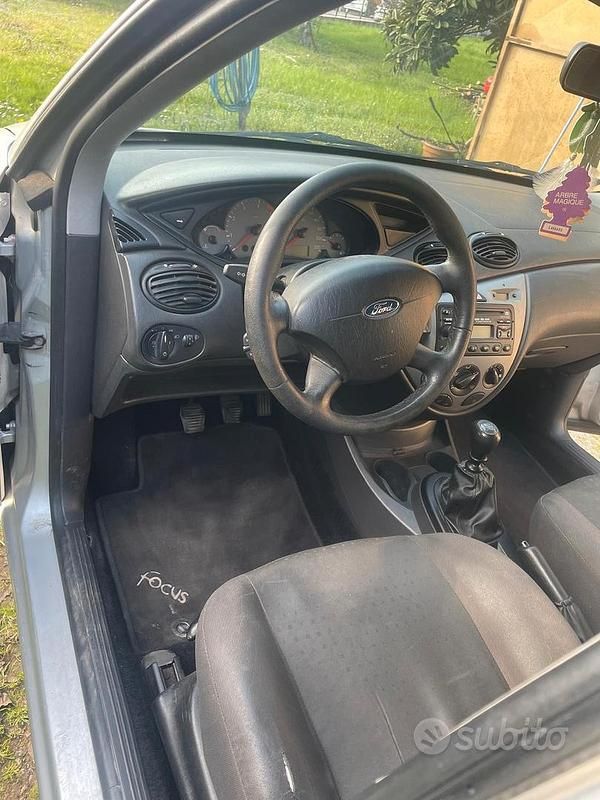 Usata Ford Focus 100 CV (73 kW) 2004 Grigio Berlina