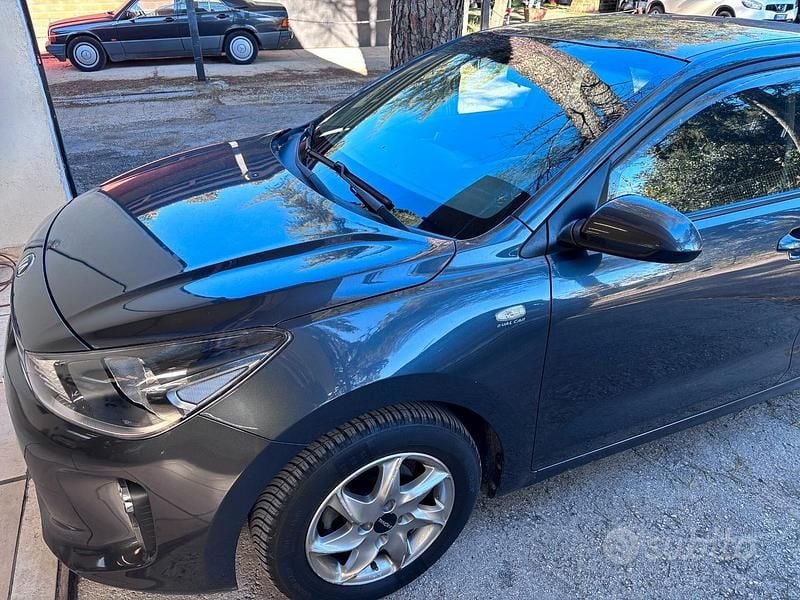 Usata Kia Rio Active 84 CV (61 kW) 2017 Grigio Berlina