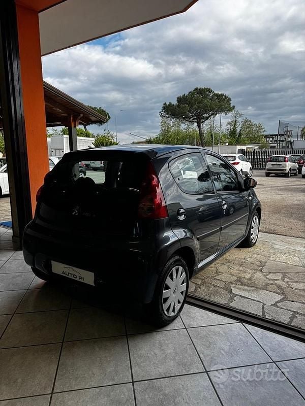 Usata Peugeot 107 68 CV (50 kW) 2008 Grigio Utilitaria