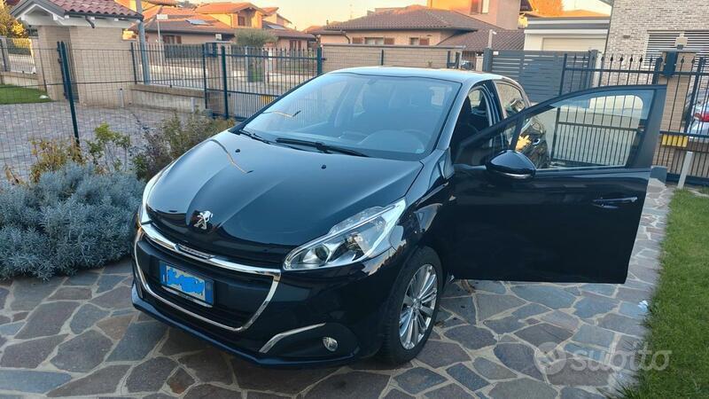 Usato 2016 Peugeot 208 1.2 Benzin 82 CV (9.900 €)
