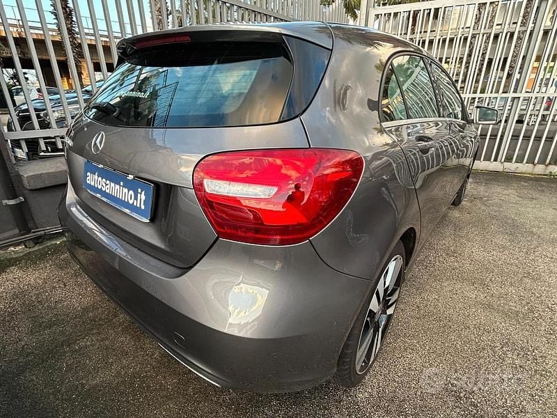 Usata Mercedes A180 Premium 109 CV (80 kW) 2018 Grigio Berlina