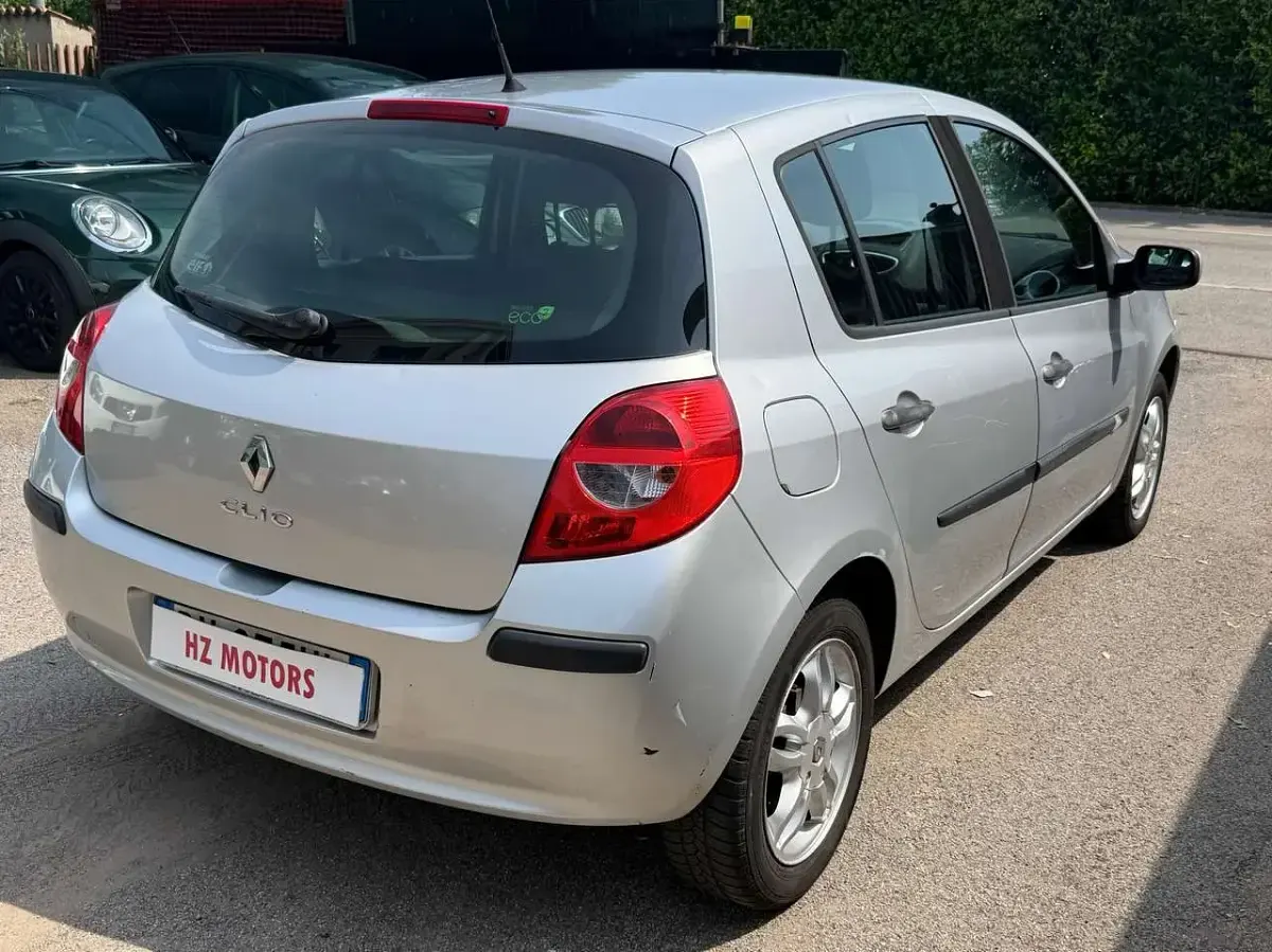 Usata Renault Clio III Dynamique 75 CV (55 kW) 2009 Argento Berlina
